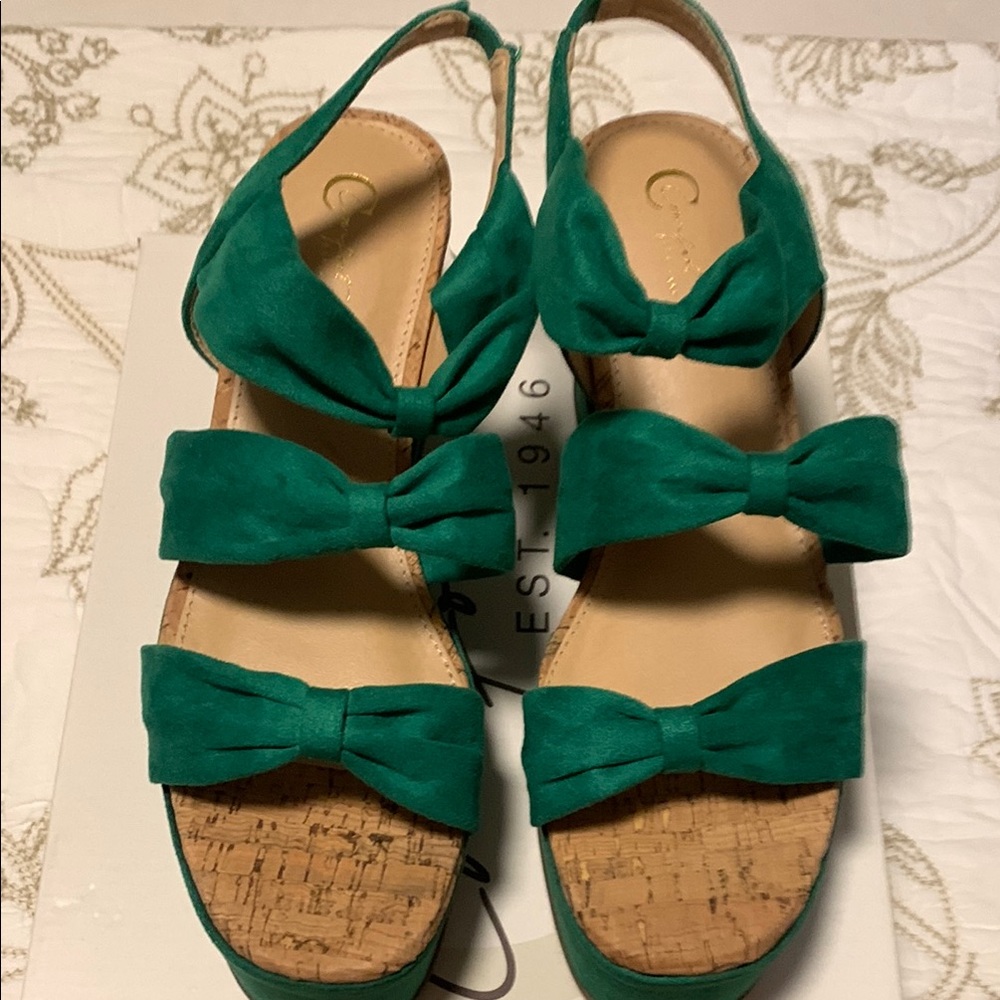 NWOT Green Bow Sandals with belt to match
